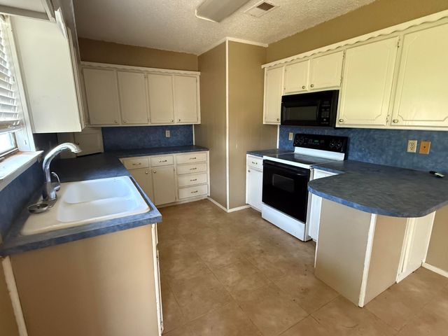 106 E Cragin Street, Levelland, TX 79336