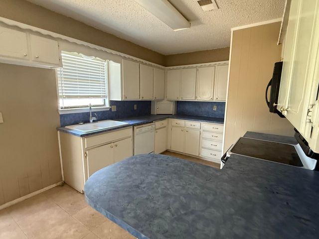 106 E Cragin Street, Levelland, TX 79336