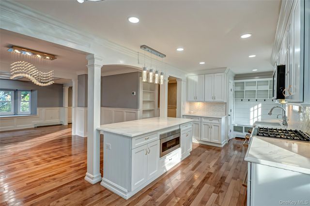 850 Saint Johnland Road, Kings Park, NY 11754