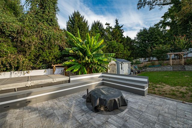 850 Saint Johnland Road, Kings Park, NY 11754