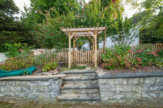 850 Saint Johnland Road, Kings Park, NY 11754