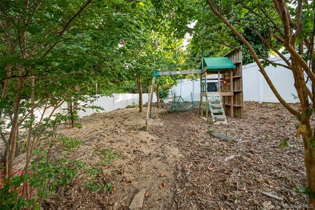 850 Saint Johnland Road, Kings Park, NY 11754