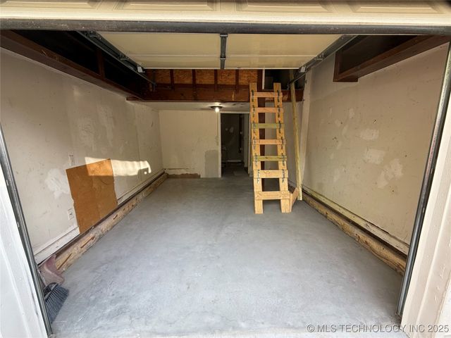 1127 S Russell Street, Skiatook, OK 74070