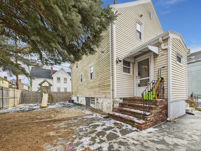 187 Cedar St, New Bedford, MA 02740