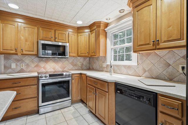 24 Fordway Extension, Windham, NH 03087