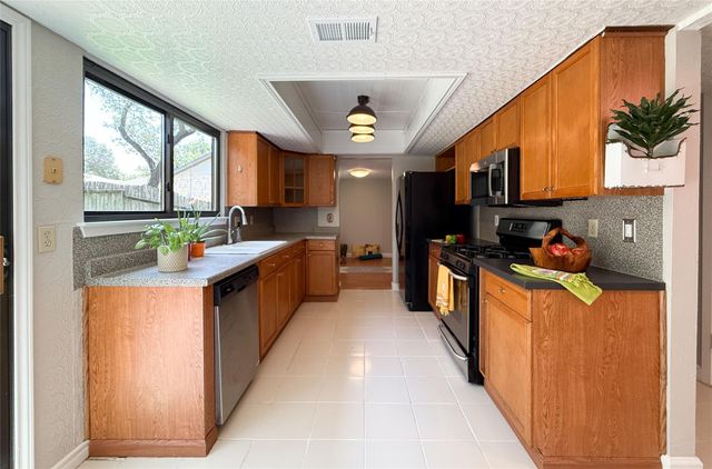 8401 LORALINDA DR, Austin, TX 78753