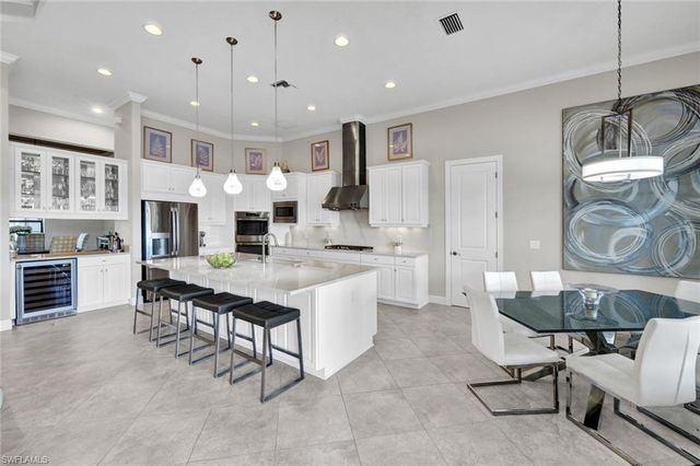 8675 Amour CT, Naples, FL 34119