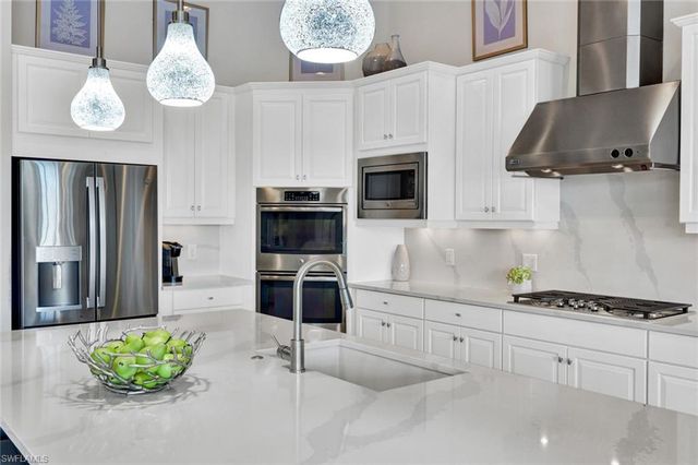 8675 Amour CT, Naples, FL 34119