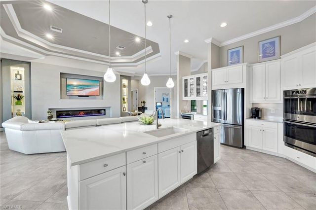 8675 Amour CT, Naples, FL 34119