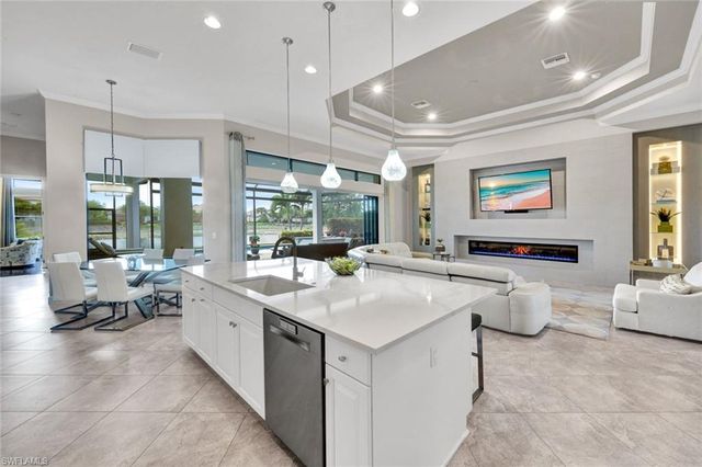 8675 Amour CT, Naples, FL 34119