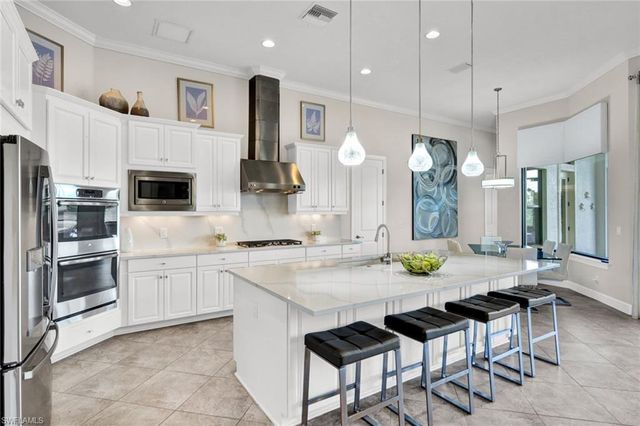 8675 Amour CT, Naples, FL 34119