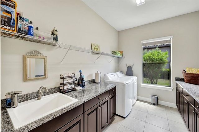 8675 Amour CT, Naples, FL 34119