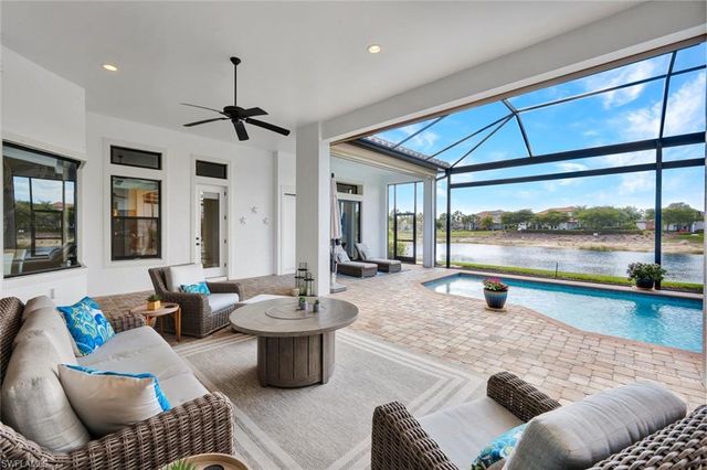 8675 Amour CT, Naples, FL 34119