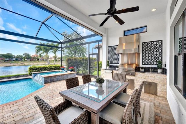 8675 Amour CT, Naples, FL 34119