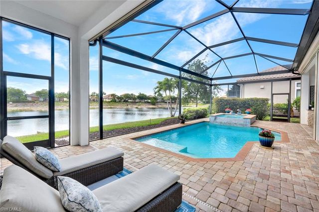 8675 Amour CT, Naples, FL 34119