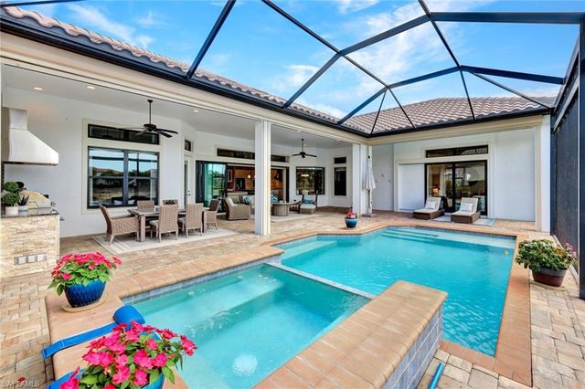 8675 Amour CT, Naples, FL 34119