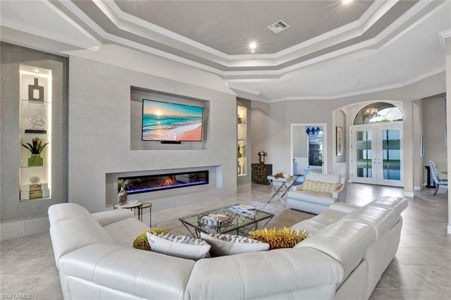 8675 Amour CT, Naples, FL 34119