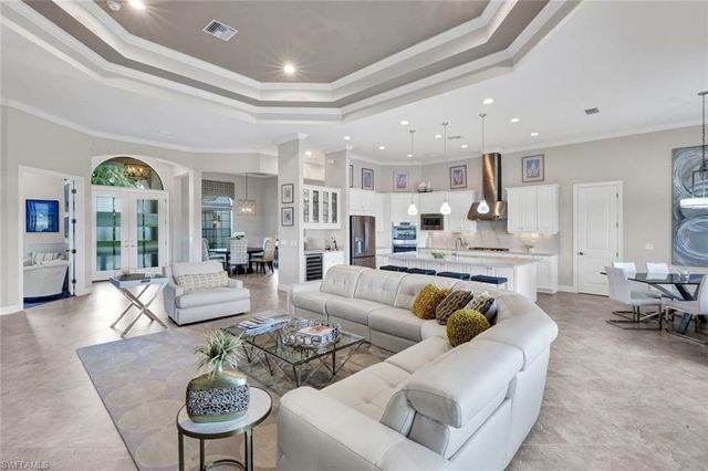 8675 Amour CT, Naples, FL 34119