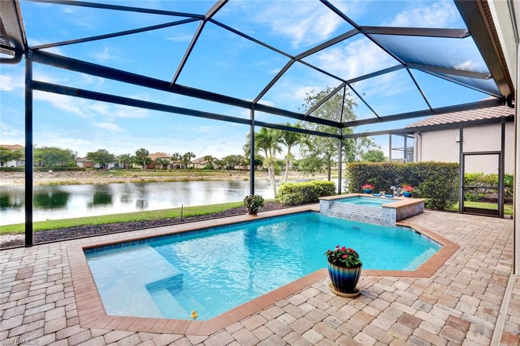 8675 Amour CT, Naples, FL 34119