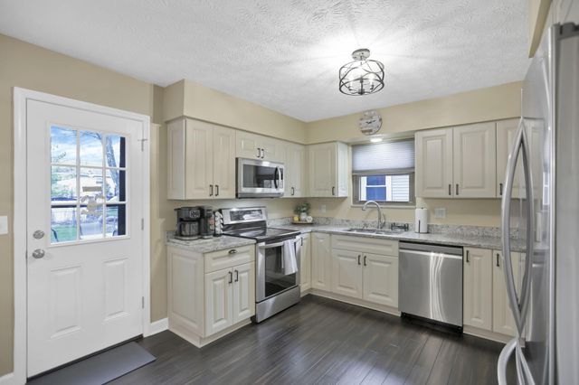 2417 Fernwood Avenue, Grove City, OH 43123