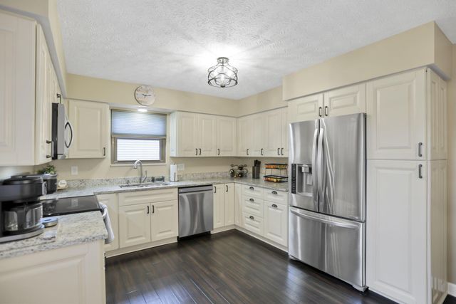 2417 Fernwood Avenue, Grove City, OH 43123