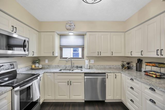 2417 Fernwood Avenue, Grove City, OH 43123