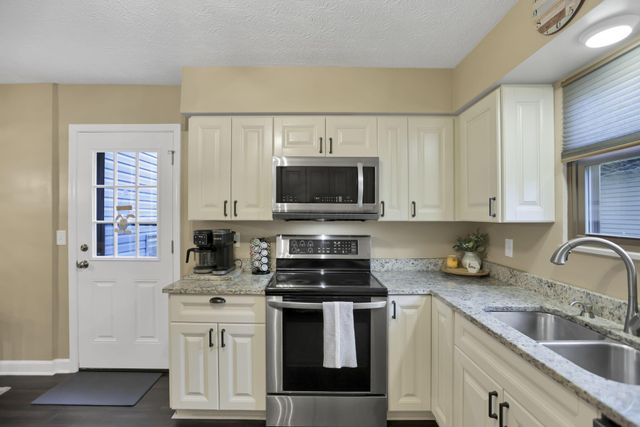 2417 Fernwood Avenue, Grove City, OH 43123