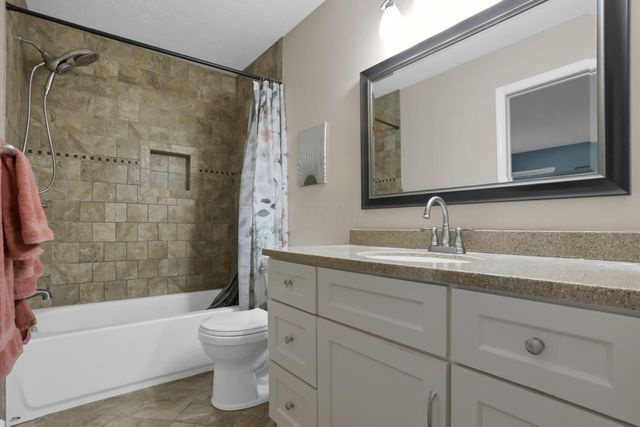 2417 Fernwood Avenue, Grove City, OH 43123