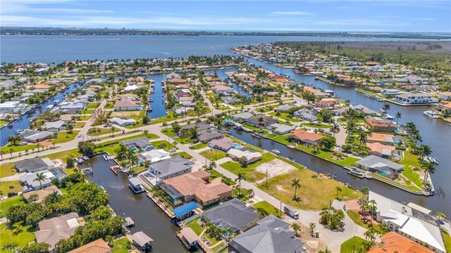 5230 Sarasota CT, Cape Coral, FL 33904