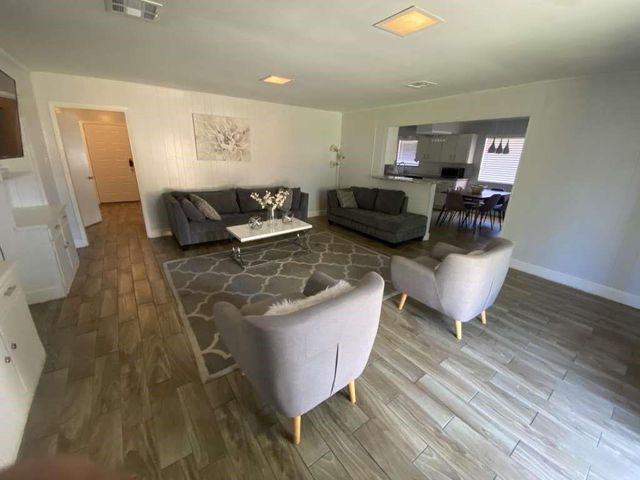 5566 Beechnut Street, Houston, TX 77096