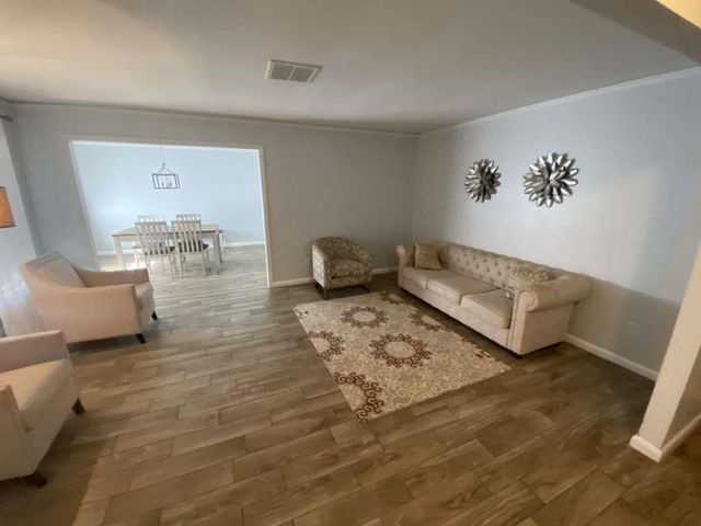 5566 Beechnut Street, Houston, TX 77096