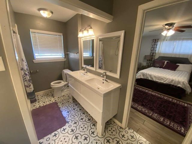 5566 Beechnut Street, Houston, TX 77096