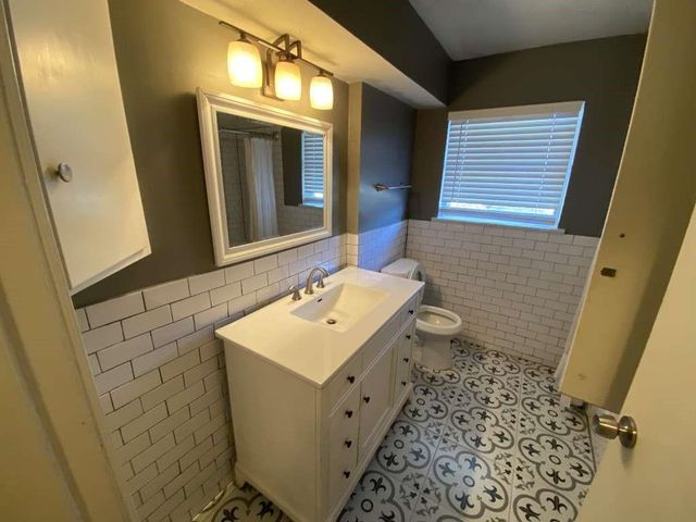 5566 Beechnut Street, Houston, TX 77096