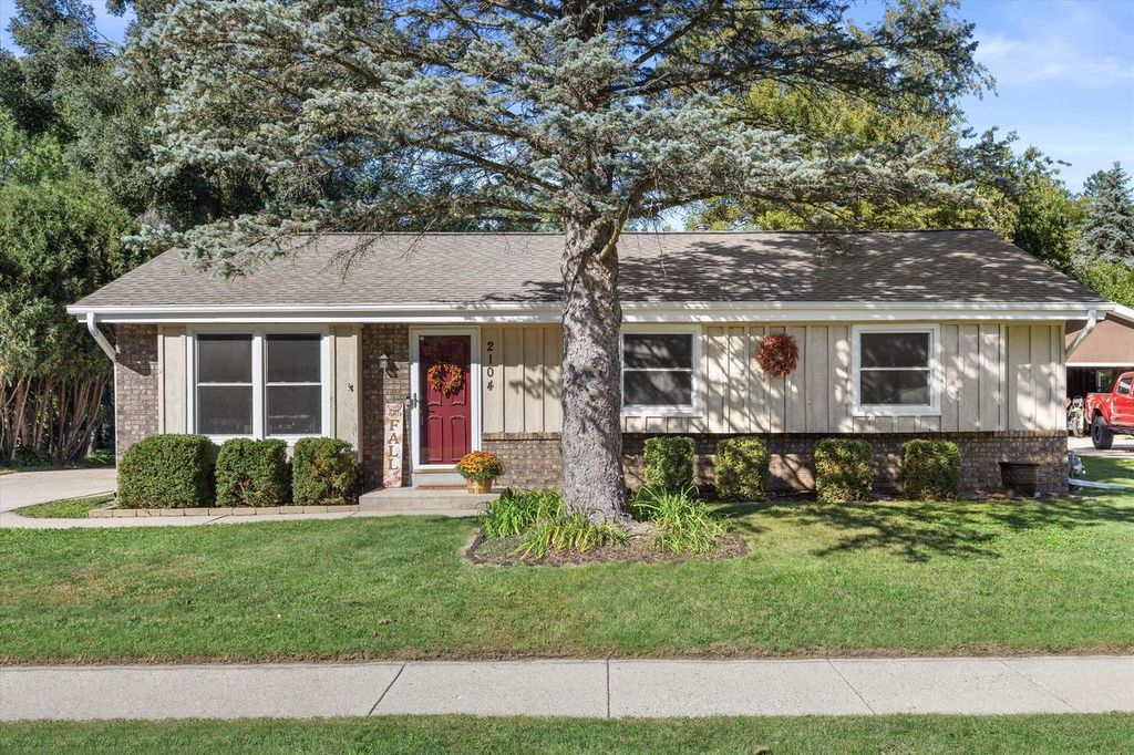 2104 Garland AVENUE, Waukesha, WI 53188