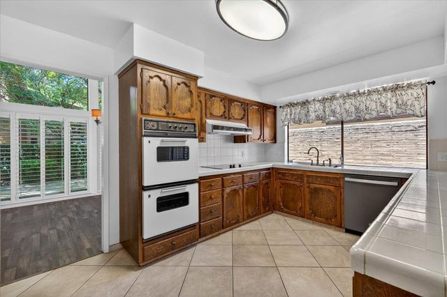 5564 N El Adobe Drive, Fresno, CA 93711