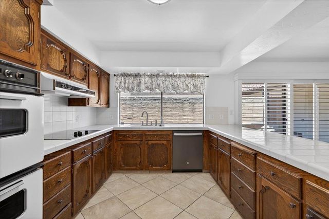 5564 N El Adobe Drive, Fresno, CA 93711