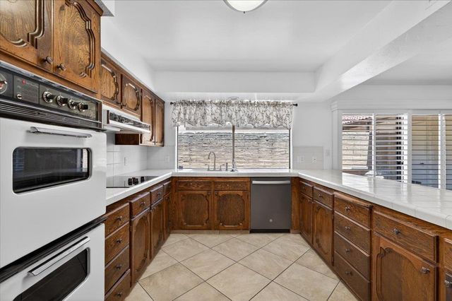 5564 N El Adobe Drive, Fresno, CA 93711