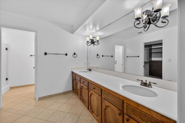 5564 N El Adobe Drive, Fresno, CA 93711