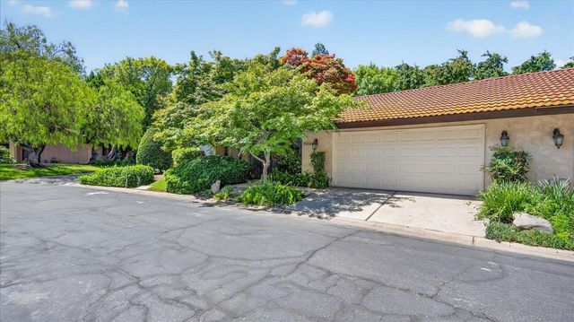 5564 N El Adobe Drive, Fresno, CA 93711