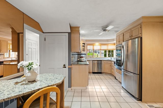 48 Locksley Rd, Lynnfield, MA 01940