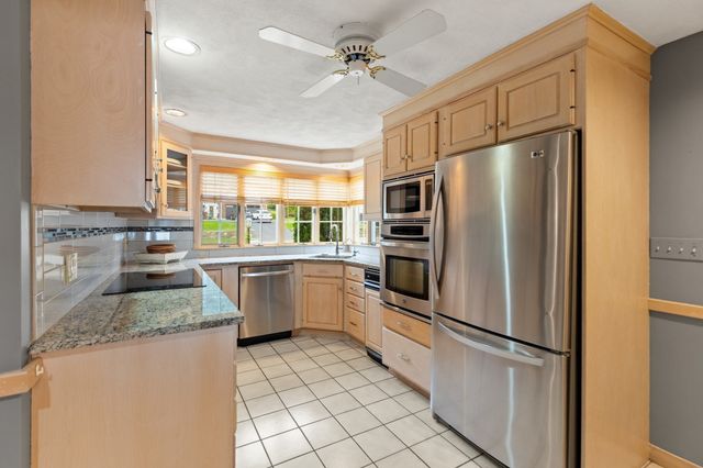 48 Locksley Rd, Lynnfield, MA 01940