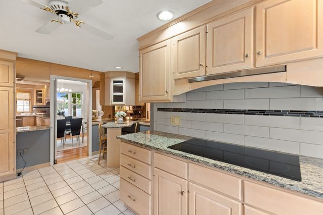 48 Locksley Rd, Lynnfield, MA 01940