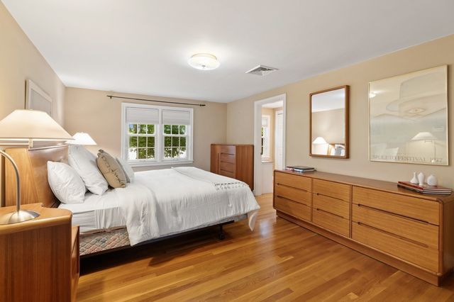48 Locksley Rd, Lynnfield, MA 01940