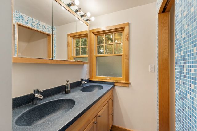 48 Locksley Rd, Lynnfield, MA 01940