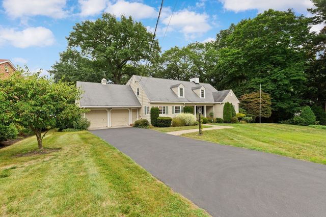 48 Locksley Rd, Lynnfield, MA 01940