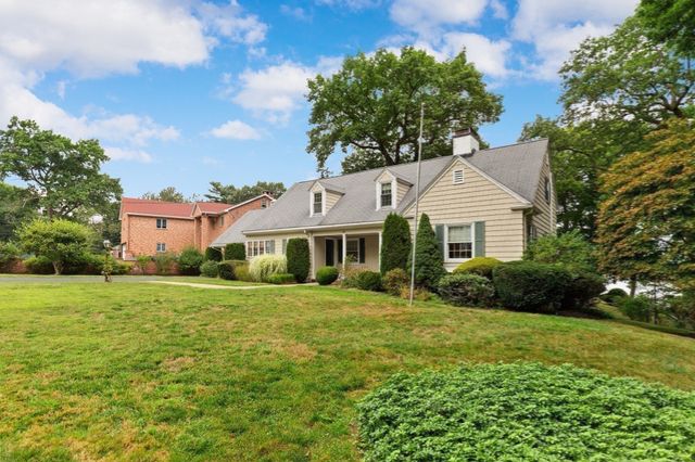 48 Locksley Rd, Lynnfield, MA 01940