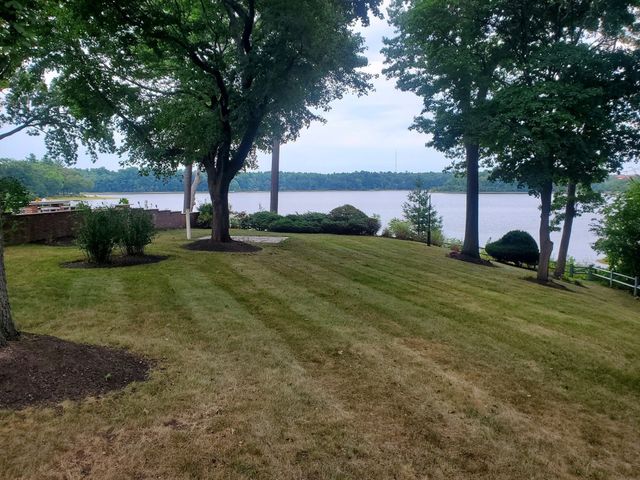 48 Locksley Rd, Lynnfield, MA 01940