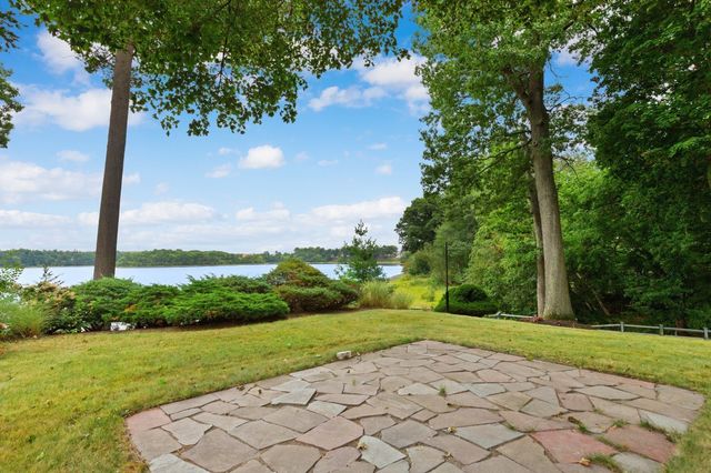 48 Locksley Rd, Lynnfield, MA 01940