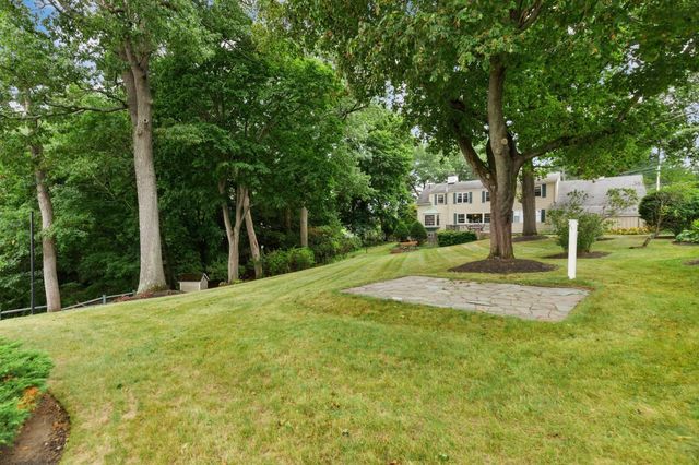 48 Locksley Rd, Lynnfield, MA 01940