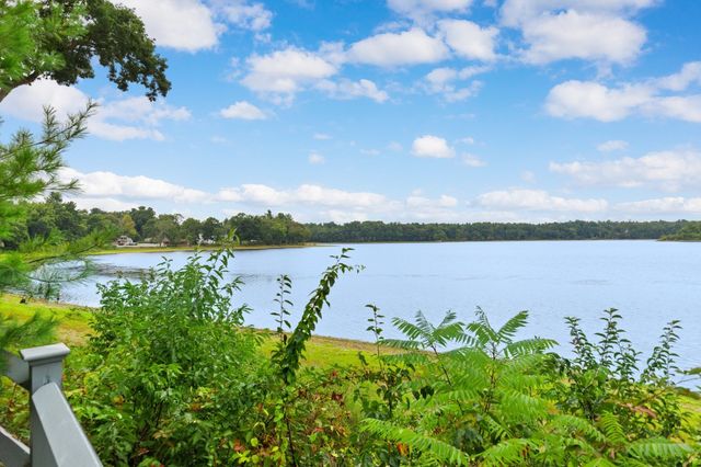 48 Locksley Rd, Lynnfield, MA 01940